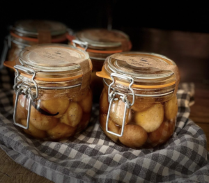 Capture-decran-2021-07-29-a-21.46.49-300x263-1.png Bocaux de 20 Minis Babas présenté sur une nappe à carreau