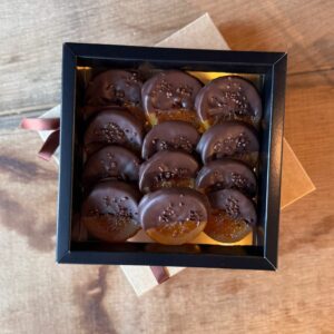 Rondelles d’orange confites enrobées de chocolat noir dans leur coffret artisanal