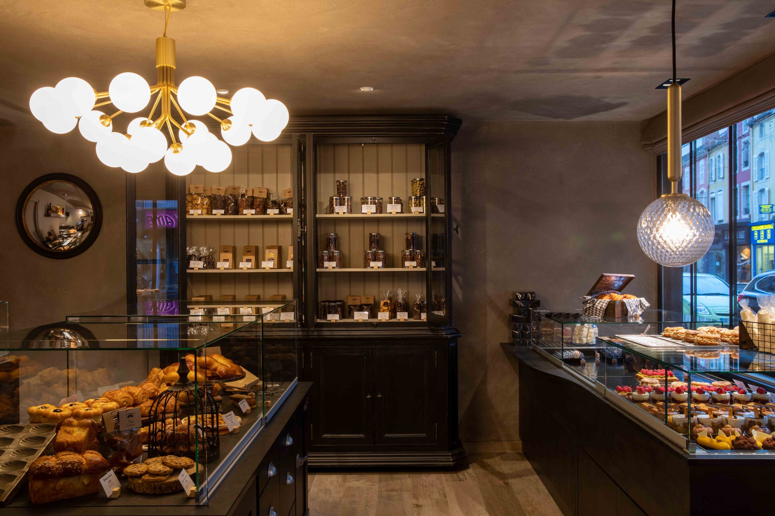 Intérieur chaleureux de la boutique Papa Gâteau avec présentoirs de chocolats artisanaux