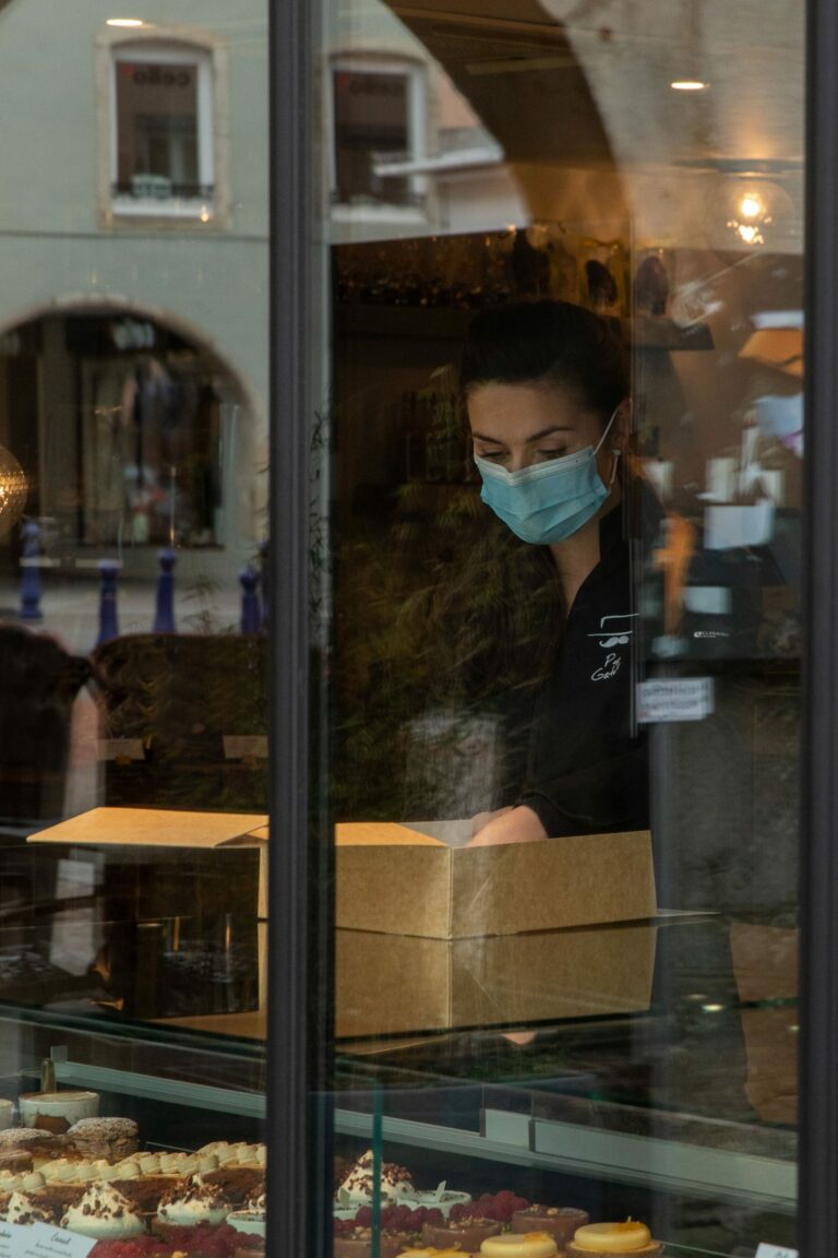 Préparation d’un colis en boutique