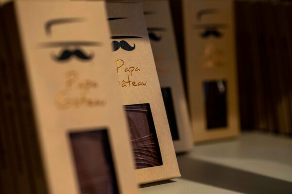Tablettes de chocolat Papa Gateau Étiquettes de produits chocolatés Papa Gâteau exposées sur un présentoir.