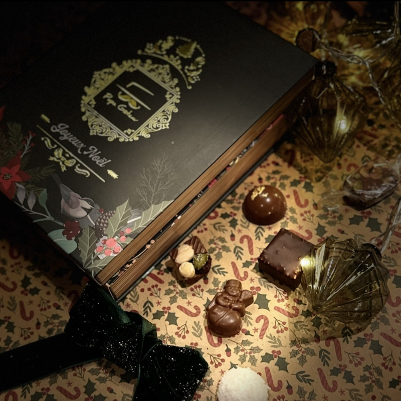 Calendrier de l’Avent gourmand en chocolat artisanal, présenté dans un élégant coffret Papa Gâteau, parfait pour patienter jusqu’à Noël.